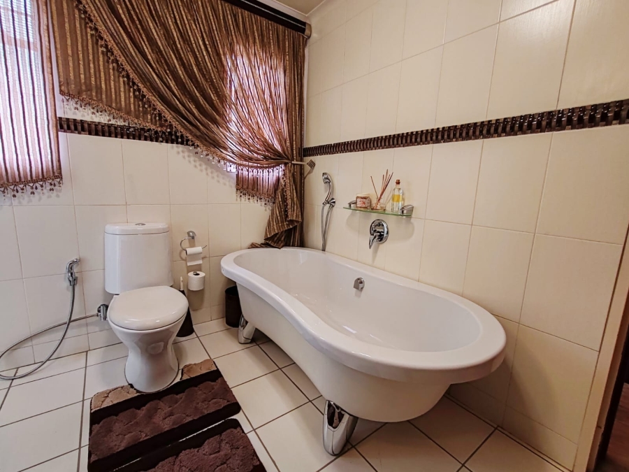 4 Bedroom Property for Sale in Van Der Hoff Park North West